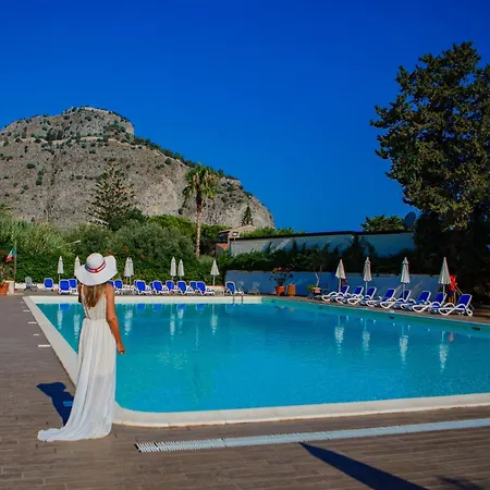 Kalura Hotel 4*